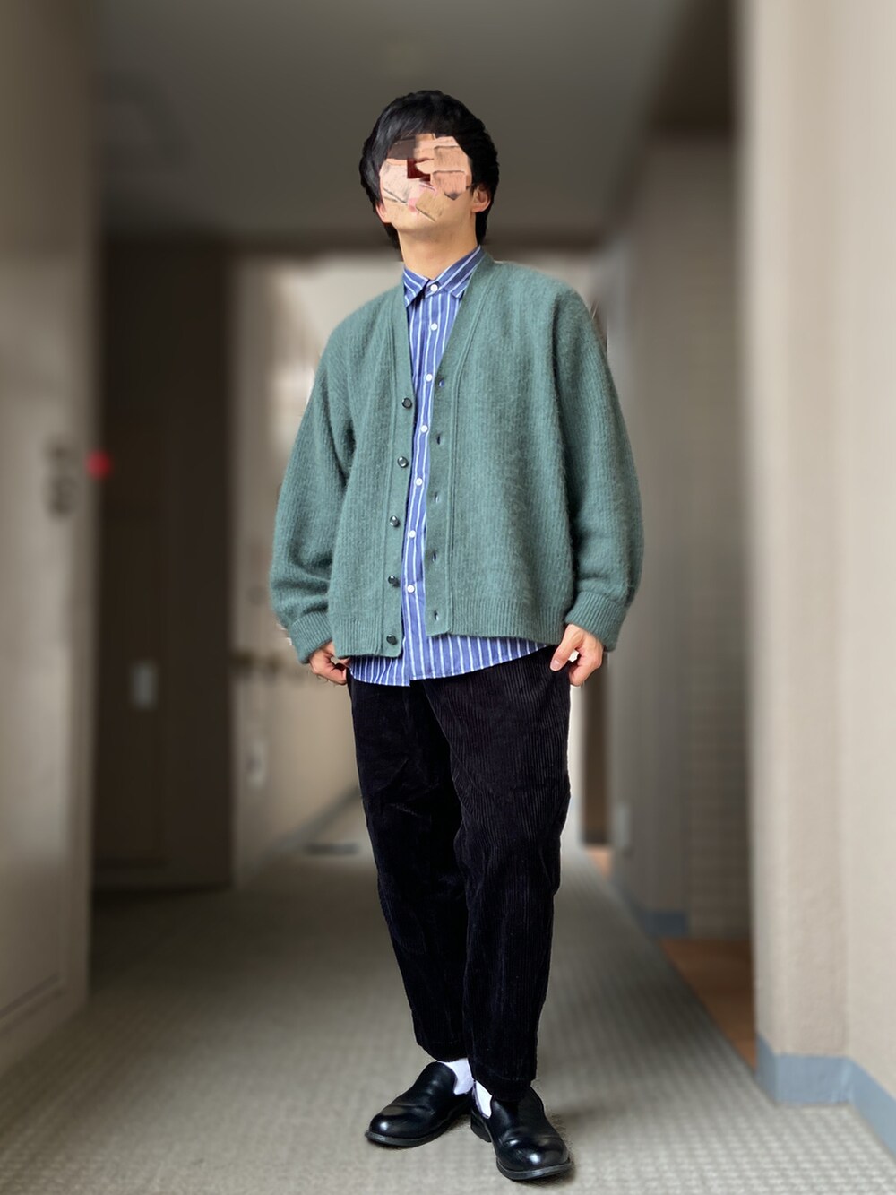 ブラック系のスリッポン、ブラック系のパンツ、ブルー系のカーディガン/ボレロを着用したメンズの秋コーディネートの2枚目の写真