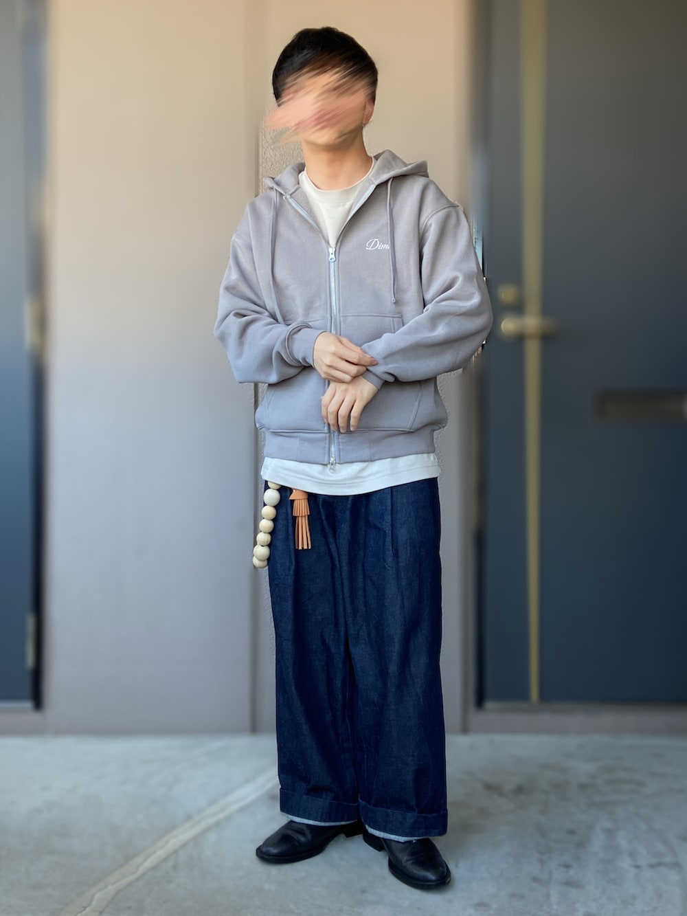 ブルー系のその他パンツ、グレー系のパーカー、ブラック系のドレスシューズを着用したメンズの春コーディネートの2枚目の写真