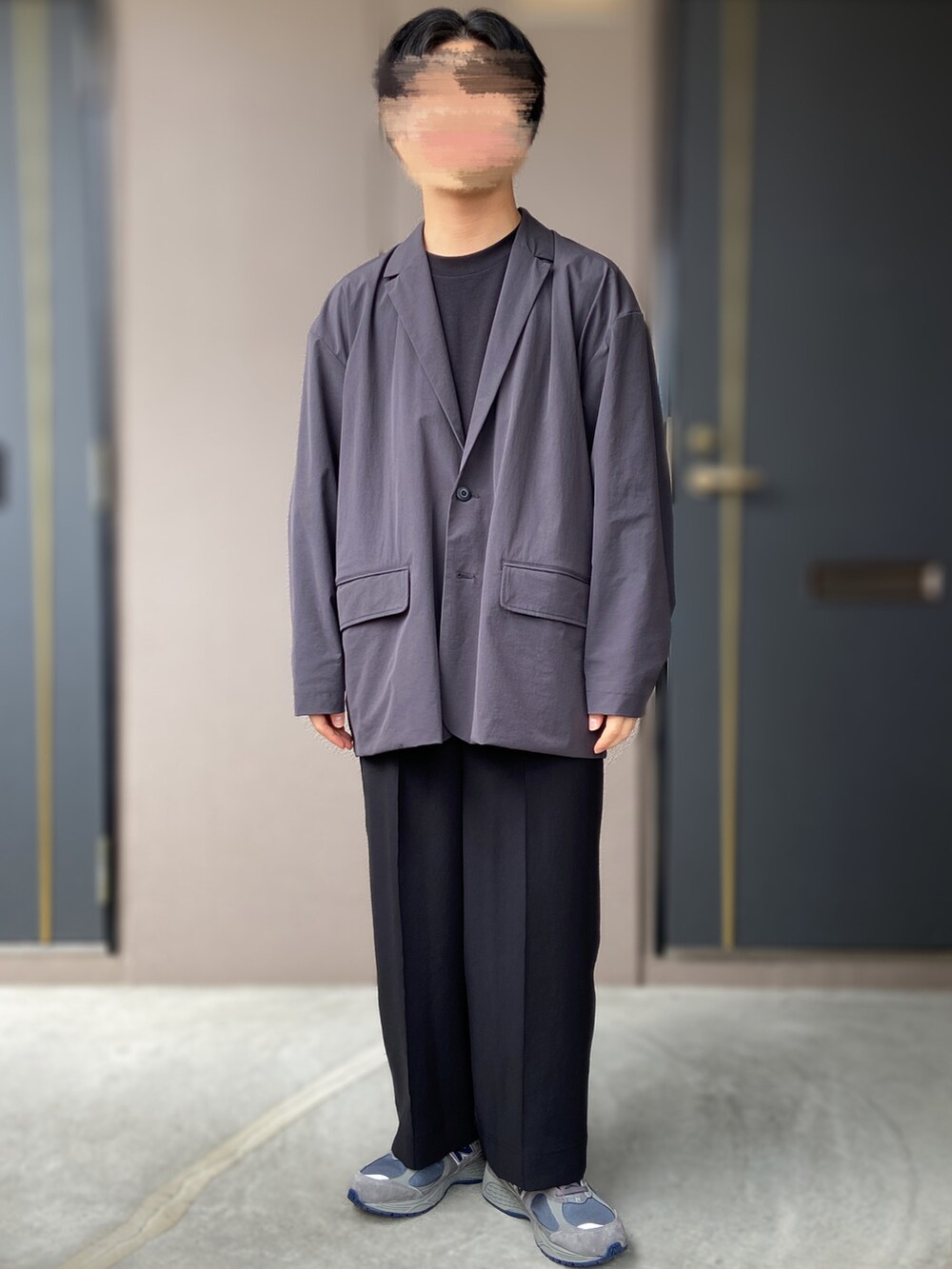 「UNIQLO U、UNIQLO、New Balance、ドローストリングショルダーバッグ、UNITED ARROWS & SONS、スニーカー、ジャケットスタイル、エアリズムコットンオーバーサイズTシャツ(５分袖)、ゆるコーデ、低身長男子」｜「NEW BALANCEの＜New Balance＞ M2002R GTX/スニーカー（スニーカー、グレー系）」を使った、おます@低身長(159cm)さん（メンズ・159cm）の春コーディネートの2枚目の写真