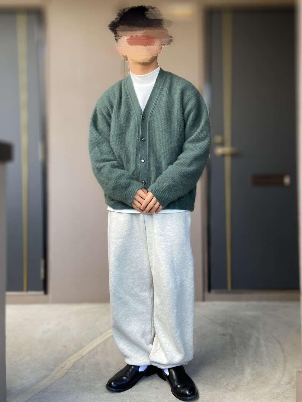 グレー系のスウェットパンツ、ブルー系のカーディガン/ボレロ、グレー系のトップスを着用したメンズの冬コーディネートの2枚目の写真