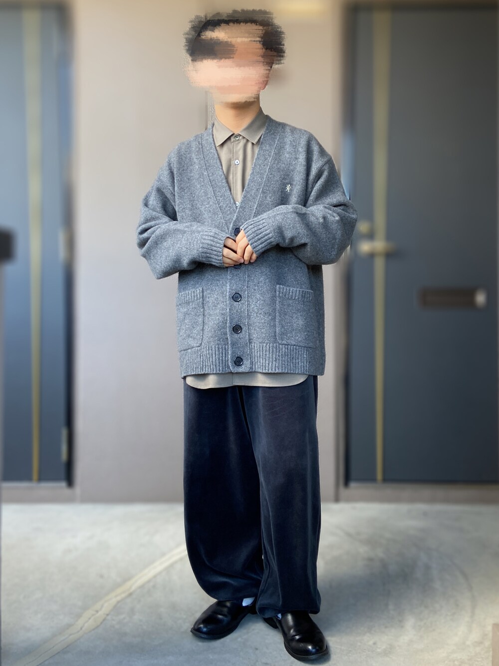 グレー系のその他パンツ、グレー系のカーディガン/ボレロ、ブラウン系のシャツ/ブラウスを着用したメンズの冬コーディネートの2枚目の写真