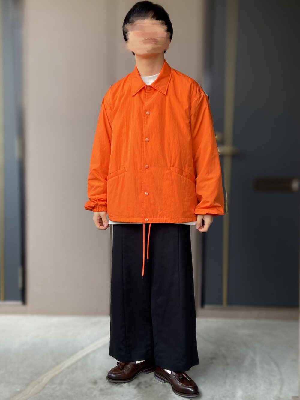 ブラウン系のローファー、ブラック系のパンツ、グリーン系のその他アウターを着用したメンズの冬コーディネートの3枚目の写真