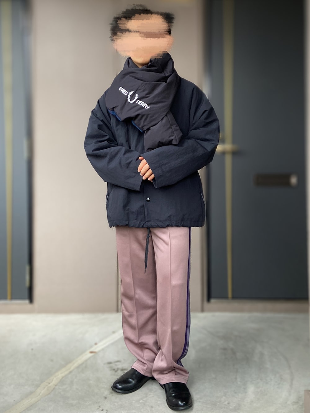 「LAD MUSICIAN、Chi-bee、NEEDLES、needles トラックパンツ、トラックパンツ、革靴、コーチジャケット、ゆるスウェット、UNIQLO、UNIQLO U、低身長男子」｜「NeedlesのTrack Pant-Poly Smooth（その他パンツ、ピンク系）」を使った、おます@低身長(159cm)さん（メンズ・159cm）の冬コーディネートの2枚目の写真