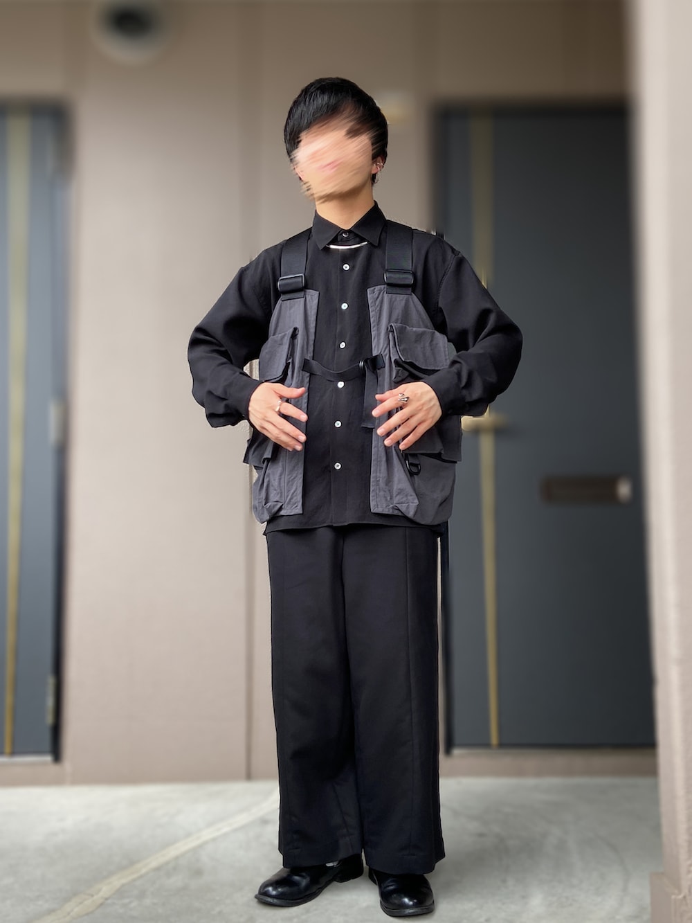 「stein、UNITED TOKYO、digawel、革靴、NAVAJO、チョーカー、ブラックコーデ、ベスト×シャツ、タクティカルベスト、モノトーンコーデ、シンプルコーデ」｜「DIGAWELのDIGAWEL Wide Ankle Pants（パンツ、ブラック系）」を使った、おます@低身長(159cm)さん（メンズ・159cm）の春コーディネートの2枚目の写真