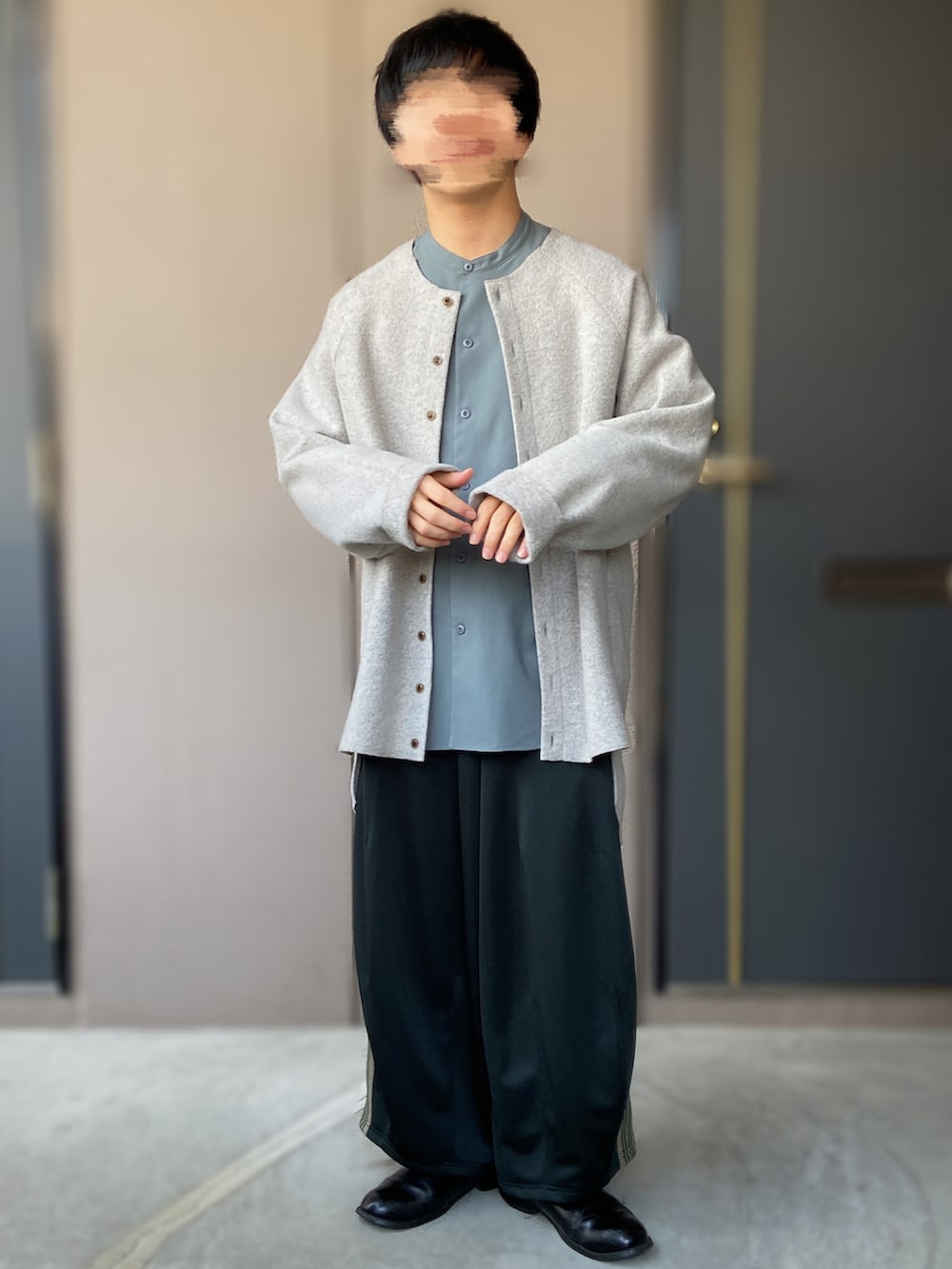 「LAD MUSICIAN、A+TOKYO、VOAAOV、NEEDLES、needles トラックパンツ、革靴、コーチジャケット、バンドカラーシャツ、クルーネックカーディガン、カーディガン、ネイビー×ホワイト、トラックパンツ、ワイドシルエット、低身長男子」｜「Needlesのneedles ヒザデルトラックパンツ（パンツ、グリーン系）」を使った、おます@低身長(159cm)さん（メンズ・159cm）の冬コーディネートの5枚目の写真