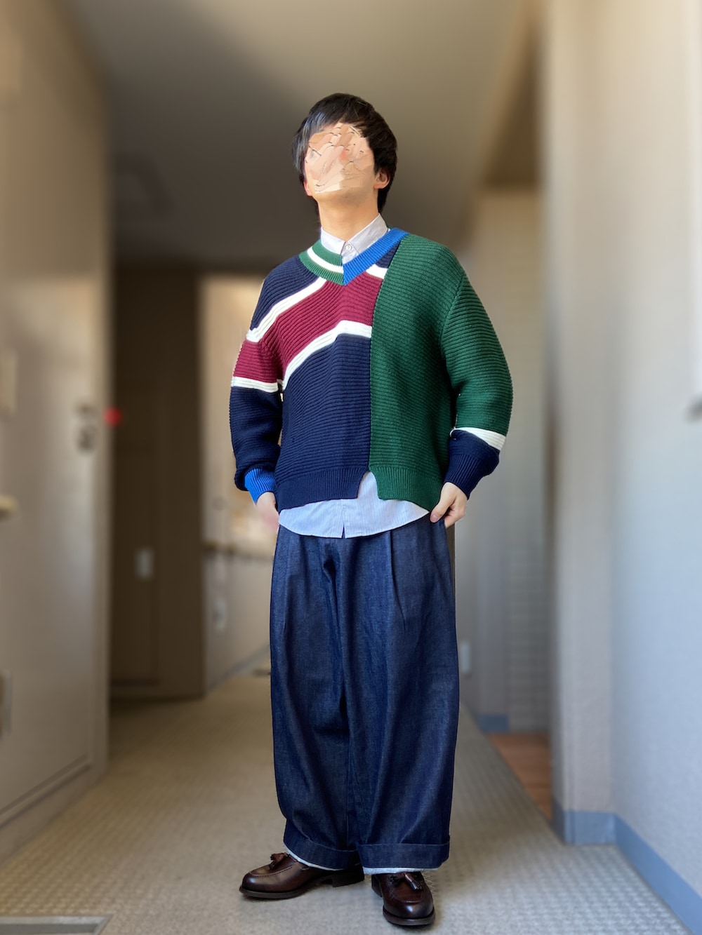 ブラウン系のローファー、ブルー系のその他パンツ、ブラウン系のジャケット/アウターを着用したメンズの冬コーディネートの2枚目の写真