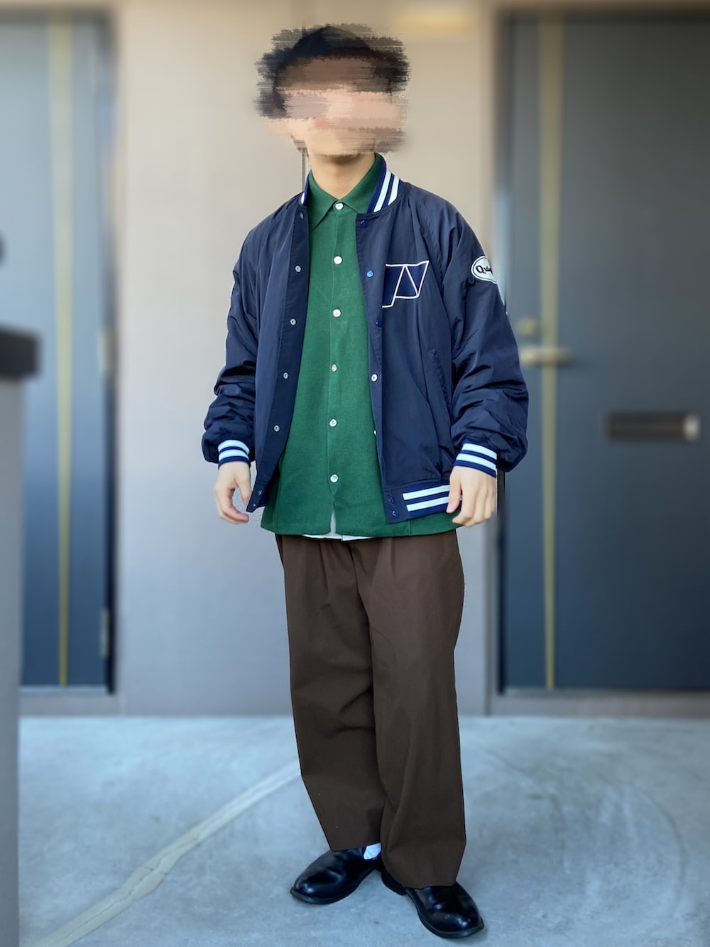 「kaiko、dress、quigley、BEAUTY&YOUTH UNITED ARROWS、クリスマスに着たい服、スタジャン、ニットシャツ、UNITED TOKYO、革靴、低身長男子、グリーンコーデ、ブルーコーデ、差し色、ブラウンパンツ」｜「BEAUTY&YOUTH UNITED ARROWSのBY ハイツイスト ギャバ 1P ストレートパンツ（その他パンツ、ブラウン系）」を使った、おます@低身長(159cm)さん（メンズ・159cm）の冬コーディネートの2枚目の写真
