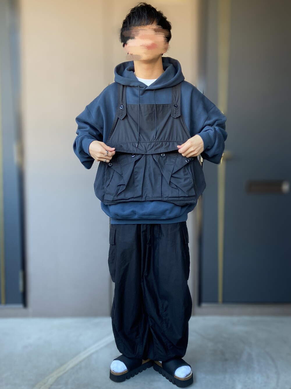 「DAIWAPIER39、BROWN by 2-tacs、seed it、NEEDLES、ヒザデルパンツ、Hender Scheme、かまぼこサンダル、UNIQLO、UNIQLO U、パーカー、低身長男子、ベスト×パーカー、オーバーサイズジャケット、冬を彩る色いろコーデ、低身長コーデ」｜「Hender Schemeのcaterpillar（その他シューズ、ブラック系）」を使った、おます@低身長(159cm)さん（メンズ・159cm）の冬コーディネートの2枚目の写真