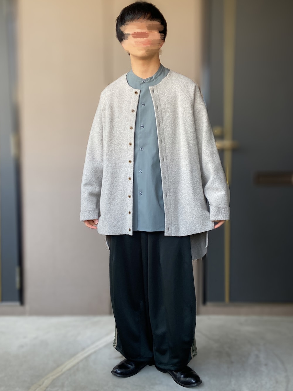 「LAD MUSICIAN、A+TOKYO、VOAAOV、NEEDLES、needles トラックパンツ、革靴、コーチジャケット、バンドカラーシャツ、クルーネックカーディガン、カーディガン、ネイビー×ホワイト、トラックパンツ、ワイドシルエット、低身長男子」｜「Needlesのneedles ヒザデルトラックパンツ（パンツ、グリーン系）」を使った、おます@低身長(159cm)さん（メンズ・159cm）の冬コーディネートの4枚目の写真