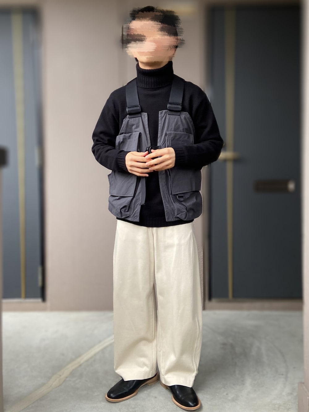 「stein、LAD MUSICIAN、BEAUTY&YOUTH UNITED ARROWS、UNIQLO、UNIQLO U、ISHMM、白パンツ、コーチジャケット、タートルネックニット、ベスト、タクティカルベスト、サボ、革靴、低身長男子、レディース男子」｜「ISHMMのishmm sabot black（シューズ、ブラック系）」を使った、おます@低身長(159cm)さん（メンズ・159cm）の冬コーディネートの3枚目の写真