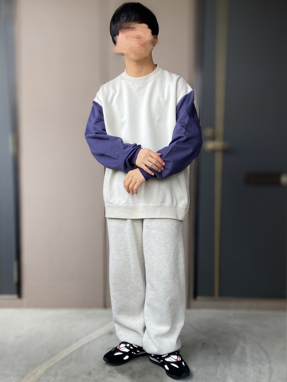 ブラック系のその他アウター、グレー系のスウェットパンツ、その他のスニーカーを着用したメンズの冬コーディネートの2枚目の写真