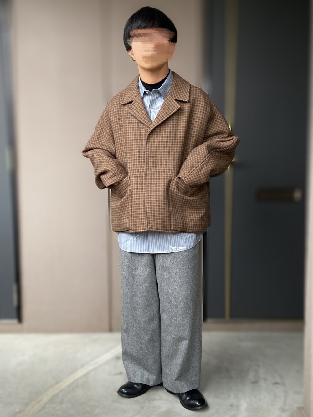 グレー系のパンツ、ブルー系のシャツ/ブラウス、ブラウン系のジャケット/アウターを着用したメンズの冬コーディネートの2枚目の写真