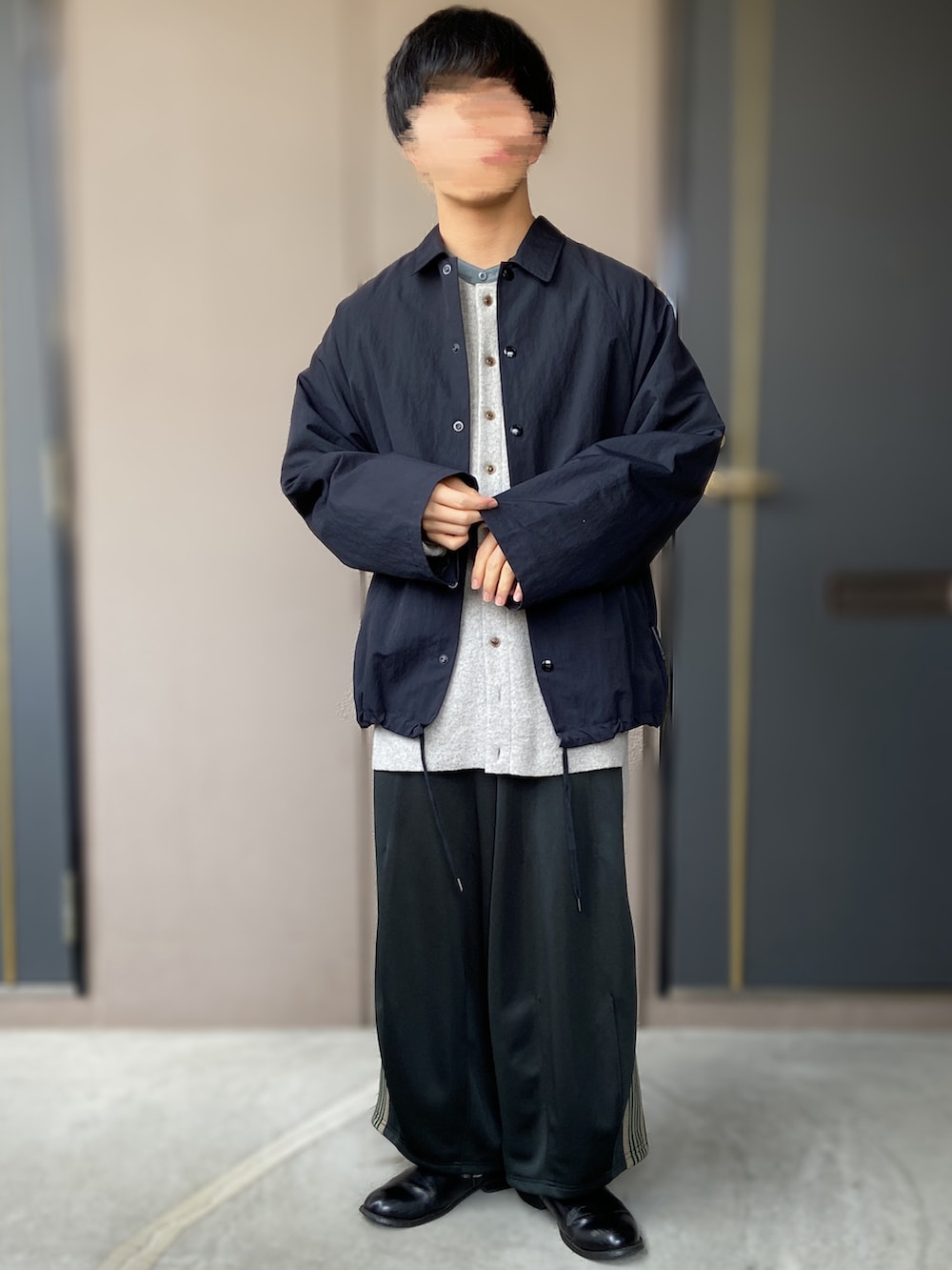 「LAD MUSICIAN、A+TOKYO、VOAAOV、NEEDLES、needles トラックパンツ、革靴、コーチジャケット、バンドカラーシャツ、クルーネックカーディガン、カーディガン、ネイビー×ホワイト、トラックパンツ、ワイドシルエット、低身長男子」｜「Needlesのneedles ヒザデルトラックパンツ（パンツ、グリーン系）」を使った、おます@低身長(159cm)さん（メンズ・159cm）の冬コーディネートの3枚目の写真