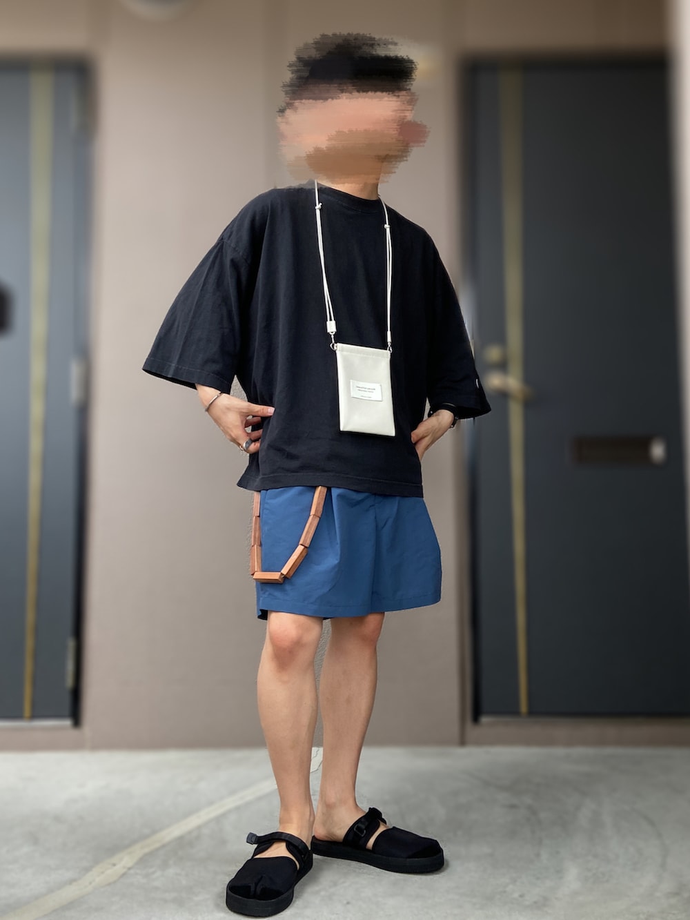 「Hender Scheme、suicoke、Nepenthes、beautiful people、CHOW DOWN、FREAK’Ｓ STORE、ハーフパンツ、足袋シューズ、足袋サンダル、ウォレットチェーン、短パン、低身長男子、ネックポーチ」｜「suicokeのsuicoke nepenthes Split to Sandal US7(25cm)（サンダル、ブラック系）」を使った、おます@低身長(159cm)さん（メンズ・159cm）の夏コーディネートの2枚目の写真