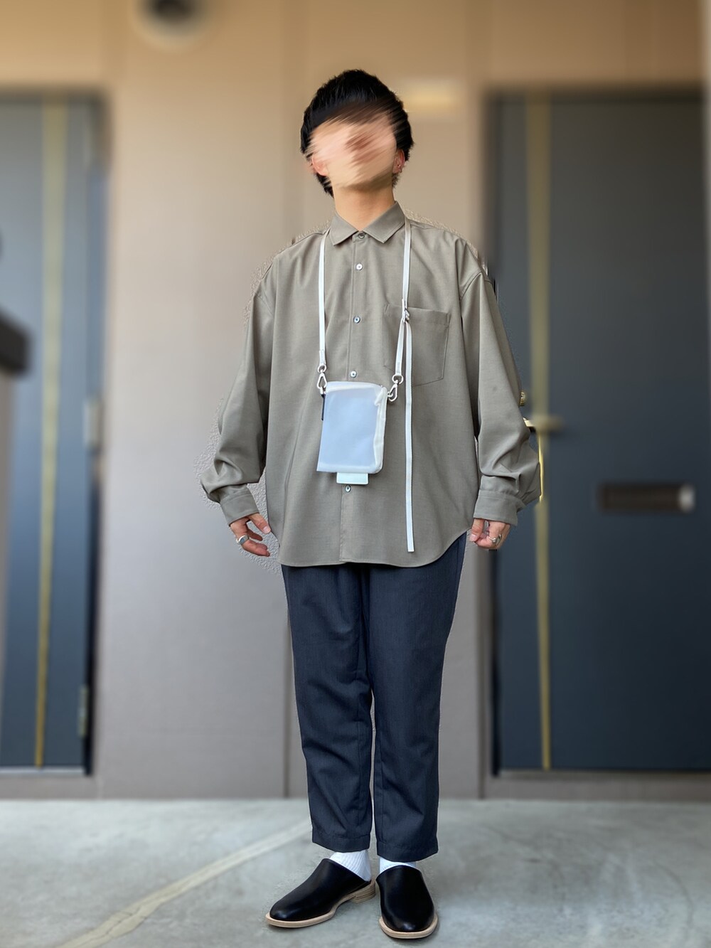 「PUBLIC TOKYO、UNITED TOKYO、ISHMM、iTTi、サコッシュ、リング、abundantism、革靴、サボ、オーバーシャツ、ゆったり、シャツ、ブラウンコーデ」｜「ISHMMのishmm sabot black（シューズ、ブラック系）」を使った、おます@低身長(159cm)さん（メンズ・159cm）の春コーディネートの2枚目の写真