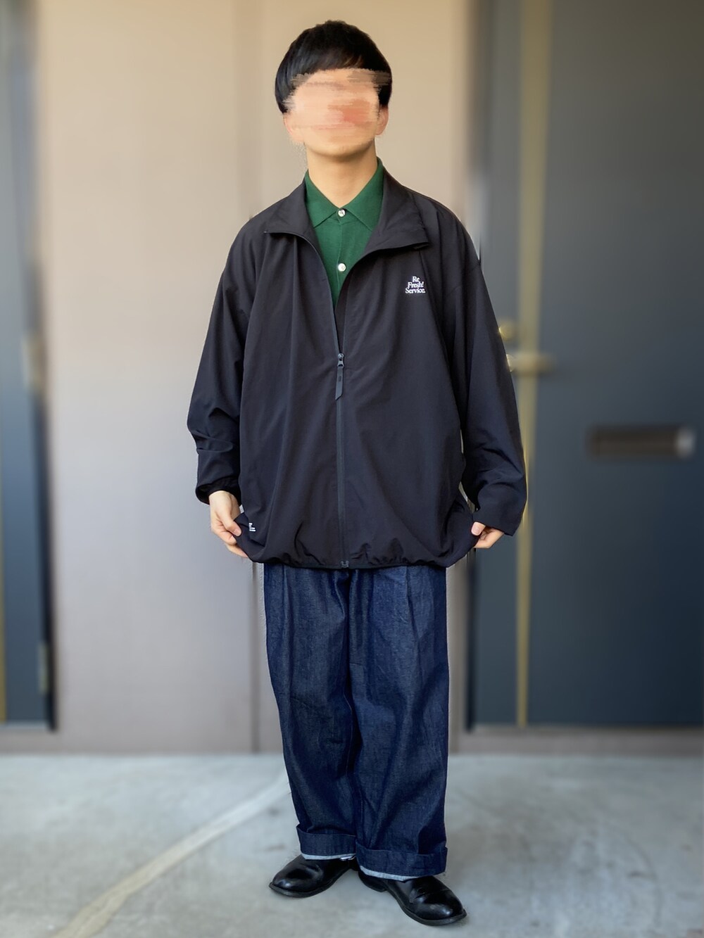 ブルー系のその他パンツ、ブラック系のトップス、グリーン系のカーディガン/ボレロを着用したメンズの秋コーディネートの3枚目の写真