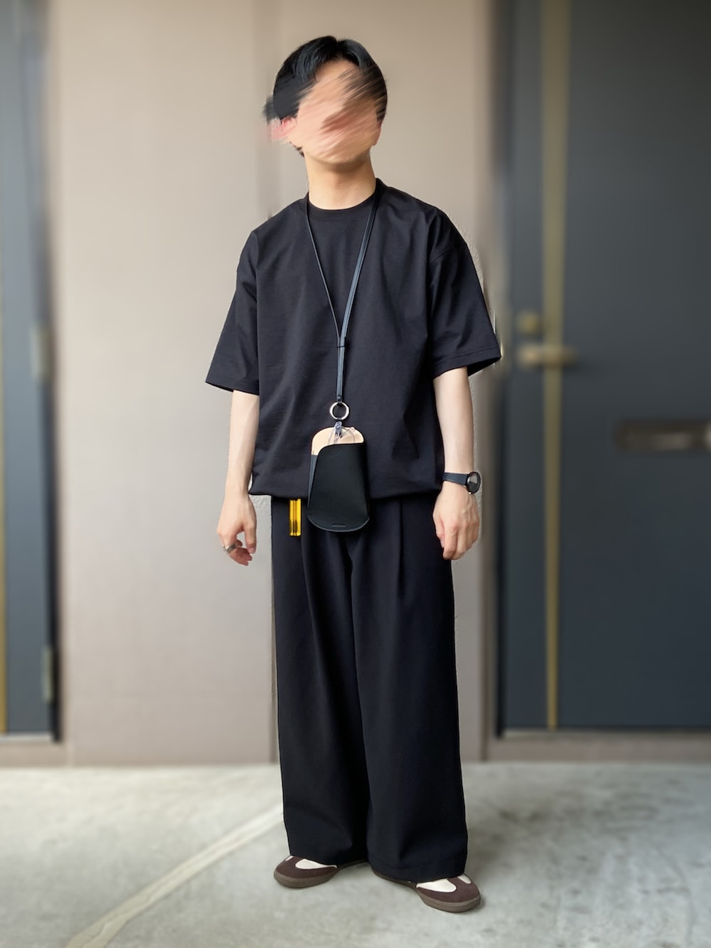 イエロー系のスニーカー、ブラック系のその他パンツ、ブラック系のTシャツ/カットソーを着用したメンズの夏コーディネートの2枚目の写真