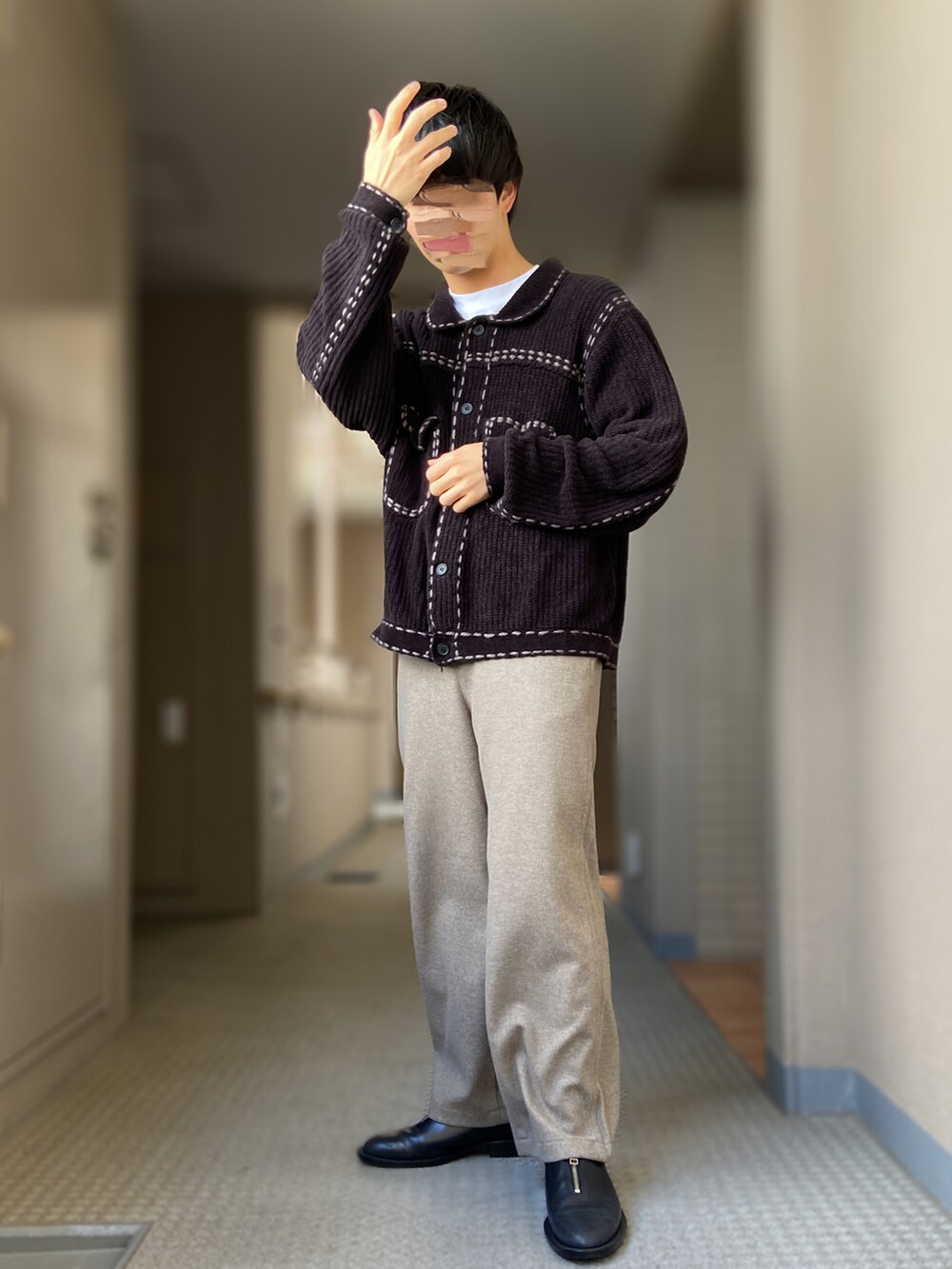 「asics、Yu nagaba、長場雄、UNIQLO、phingerin、黒ニット、ニットジャケット、白Tシャツ、ISHMM」｜「ASICSのasics YU NAGABA LONG JACKET（ジャケット/アウター、ブラック系）」を使った、おます@低身長(159cm)さん（メンズ・159cm）の秋コーディネートの3枚目の写真