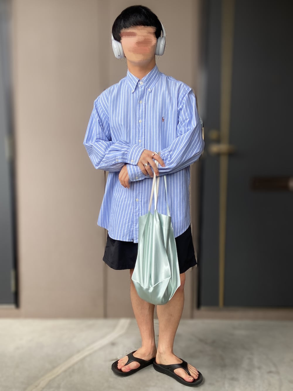 「Polo Ralph Lauren、ポロラルフローレン、HARE、ショートパンツ、oofos、ストライプシャツ、リカバリーサンダル、低身長男子、ヘッドホン、SONY」｜「OOFOSのOOFOS/ウーフォス Ooriginal/ウーオリジナル（サンダル、ブラック系）」を使った、おます@低身長(159cm)さん（メンズ・159cm）の夏コーディネートの2枚目の写真