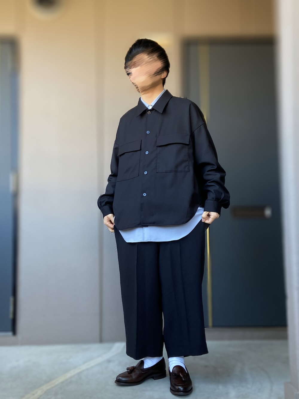 ブラック系のシャツ/ブラウス、ベージュ系のシャツ/ブラウス、ブラック系のその他パンツを着用したメンズの春コーディネートの2枚目の写真