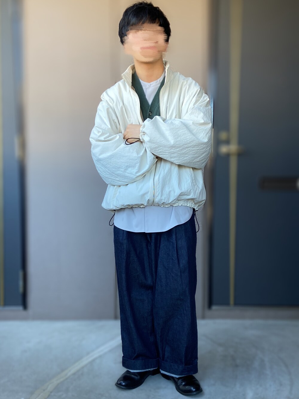 「VOAAOV、LAD MUSICIAN、A+TOKYO、エープラストウキョウ、Traditional Weatherwear、traditionalweatherwear、トラディショナルウェザーウエア、革靴、カーディガン、モヘアカーディガン、リバーシブルジャケット、ホワイトコーデ、低身長男子」｜「CITY TOKYOの【洗える/シワ防止】FEEL LIGHTリラックスバンドカラーシャツ（シャツ/ブラウス、グレー系）」を使った、おます@低身長(159cm)さん（メンズ・159cm）の冬コーディネートの2枚目の写真