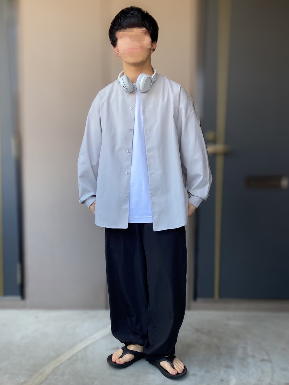 ブラック系のサンダル、ブラック系のトップス、グレー系のシャツ/ブラウスを着用したメンズの夏コーディネートの2枚目の写真