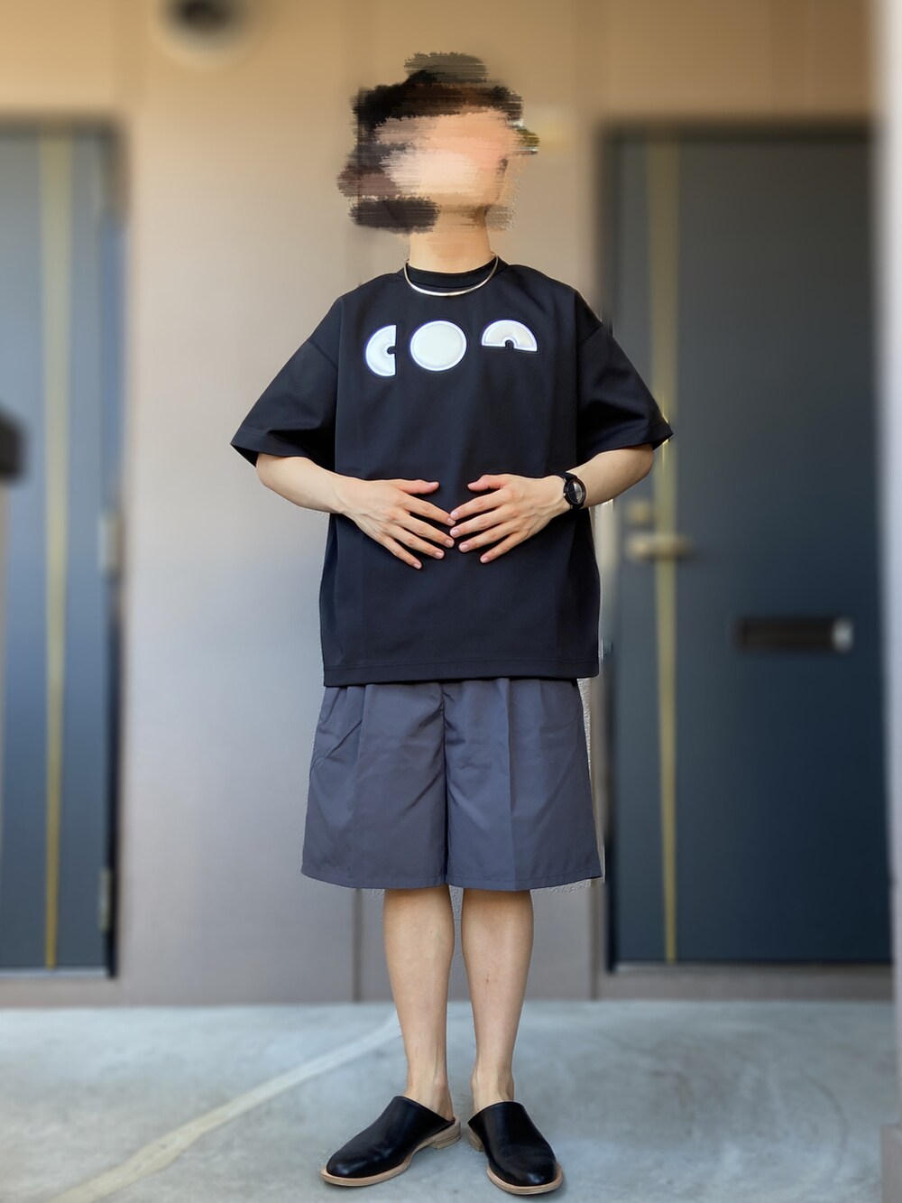 ブラック系のシューズ、グレー系のその他パンツ、ブラック系のTシャツ/カットソーを着用したメンズの夏コーディネートの2枚目の写真