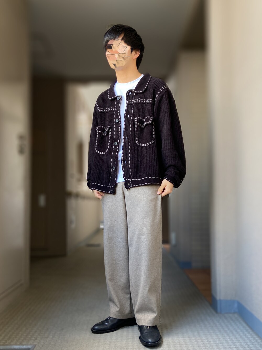 「asics、Yu nagaba、長場雄、UNIQLO、phingerin、黒ニット、ニットジャケット、白Tシャツ、ISHMM」｜「ASICSのasics YU NAGABA LONG JACKET（ジャケット/アウター、ブラック系）」を使った、おます@低身長(159cm)さん（メンズ・159cm）の秋コーディネートの2枚目の写真