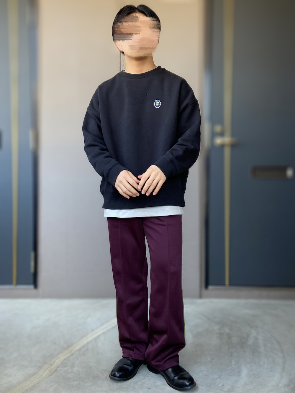 「Chi-bee、NEEDLES、needles トラックパンツ、革靴、UNIQLO、UNIQLO U、スウェット、ゆるコーデ、低身長男子、ゆるスウェット、Needles ニードルズ、トラックパンツ、ジャージーパンツ」｜「Needlesのneedles Track Pant Poly Smooth マルーン（パンツ、レッド系）」を使った、おます@低身長(159cm)さん（メンズ・159cm）の春コーディネートの3枚目の写真