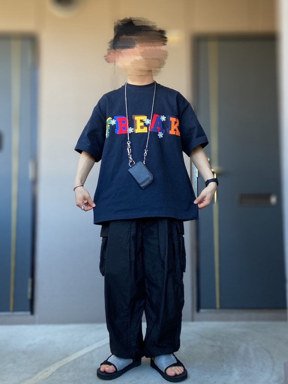「FREAK’Ｓ STORE、suicoke、HIDAKA、NEEDLES、ヒザデルパンツ、サンダル、クリアサンダル、ウォレットチェーン、ビッグT、刺繍トップス、カーゴパンツ、夏コーデ、低身長男子、ブラック」｜「suicokeのSUICOKE × BEAMS / 別注 DAO-2（サンダル、ブラック系）」を使った、おます@低身長(159cm)さん（メンズ・159cm）の夏コーディネートの2枚目の写真