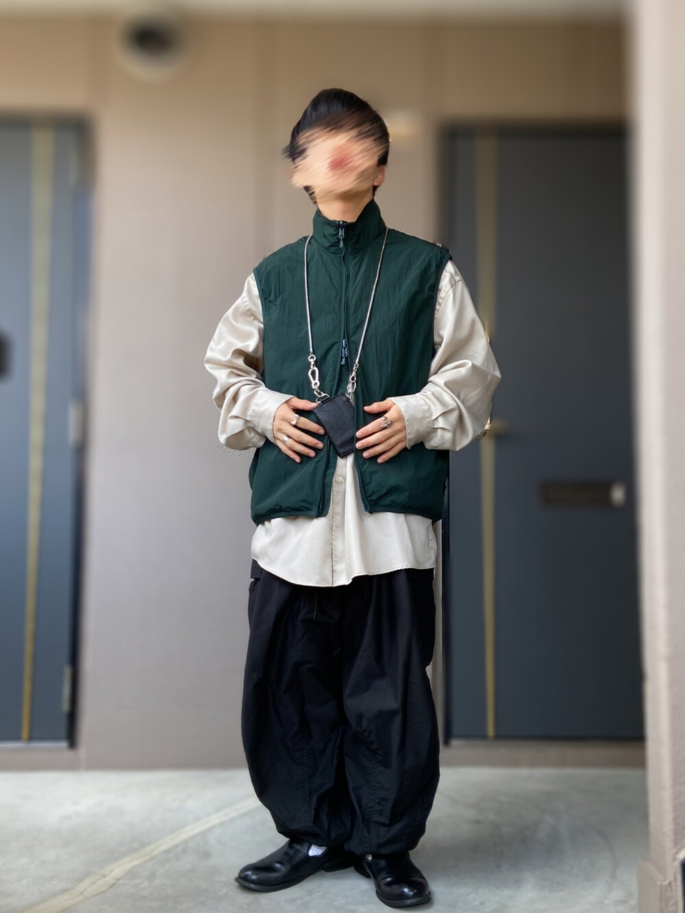 「DAIWAPIER39、NEEDLES、ヒザデルパンツ、革靴、PUBLIC TOKYO、ベスト、ベスト×シャツ、春夏コーデ、abundantism、グリーンコーデ、ミリタリーパンツ、カーゴパンツ、ブラックコーデ、HIDAKA、リング」｜「HAREのMADE IN JAPANレザースリッポン(HARE)（スリッポン、ブラック系）」を使った、おます@低身長(159cm)さん（メンズ・159cm）の春コーディネートの2枚目の写真