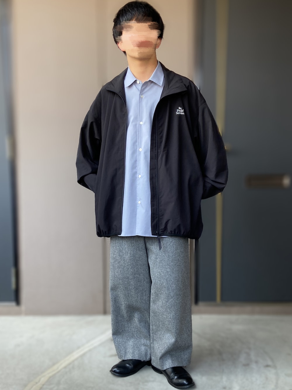 「FreshService、HIDAKA、PUBLIC TOKYO、digawel、革靴、低身長男子、テックウェア、スタンドネック、グレーコーデ、ゆるコーデ、春のNewスタイル、春、モノトーン」｜「DIGAWELのDIGAWELL  Side Adjust Pants（パンツ、グレー系）」を使った、おます@低身長(159cm)さん（メンズ・159cm）の春コーディネートの3枚目の写真