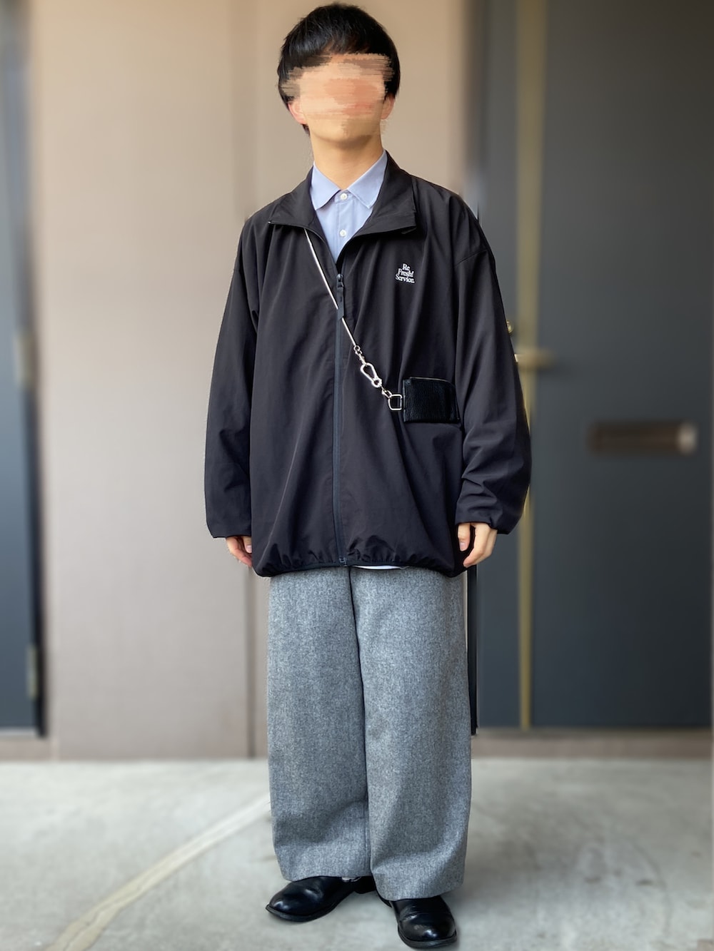 「FreshService、HIDAKA、PUBLIC TOKYO、digawel、革靴、低身長男子、テックウェア、スタンドネック、グレーコーデ、ゆるコーデ、春のNewスタイル、春、モノトーン」｜「DIGAWELのDIGAWELL  Side Adjust Pants（パンツ、グレー系）」を使った、おます@低身長(159cm)さん（メンズ・159cm）の春コーディネートの2枚目の写真