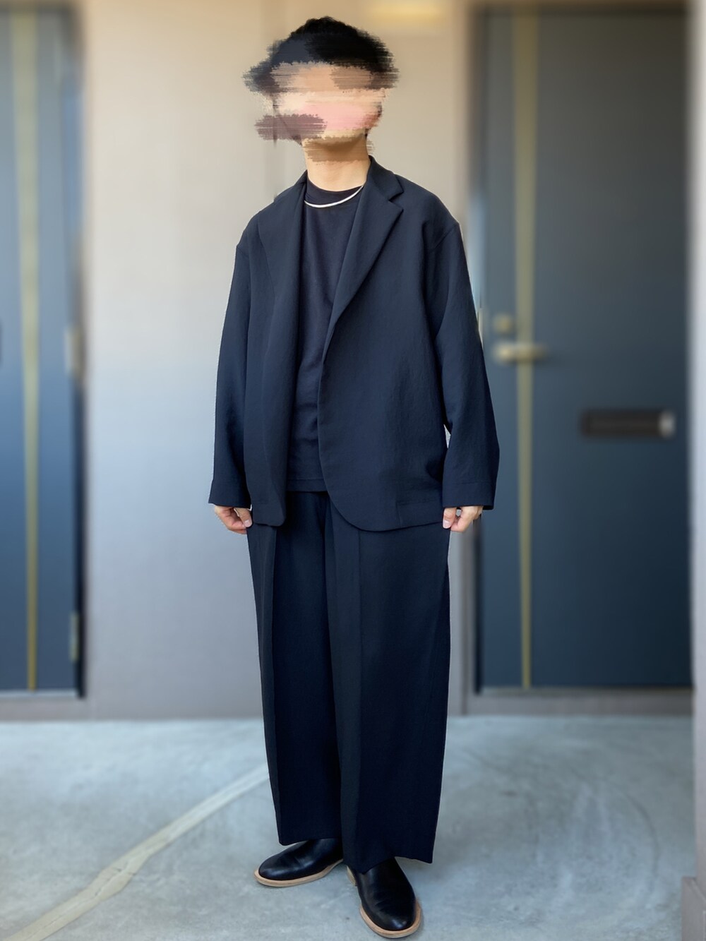 「UNITED ARROWS & SONS、DaisukeObana、セットアップ、低身長男子、セットアップスタイル、ISHMM、大人カジュアル、NAVAJO、チョーカー、UNIQLO U、UNIQLO、サボ、オールブラック」｜「ISHMMのishmm sabot black（シューズ、ブラック系）」を使った、おます@低身長(159cm)さん（メンズ・159cm）の秋コーディネートの2枚目の写真