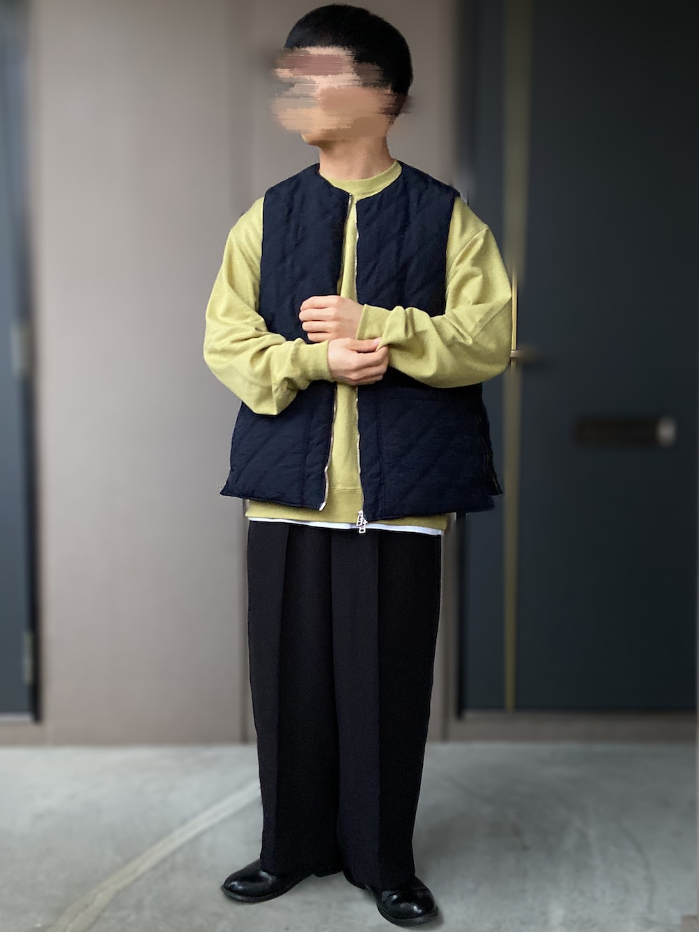 「marka、holiday、UNIQLO、UNIQLO U、UNITED ARROWS & SONS、革靴、yoke、1LDK annex、1ldk、ベスト、イエロー、イエロー×ブルー、低身長男子、スウェットコーデ」｜「UNITED ARROWS & SONSのUNITED ARROWS & SONS by DAISUKE OBANA PE WIDE PANTS 19AW（その他パンツ、ブラック系）」を使った、おます@低身長(159cm)さん（メンズ・159cm）の冬コーディネートの2枚目の写真