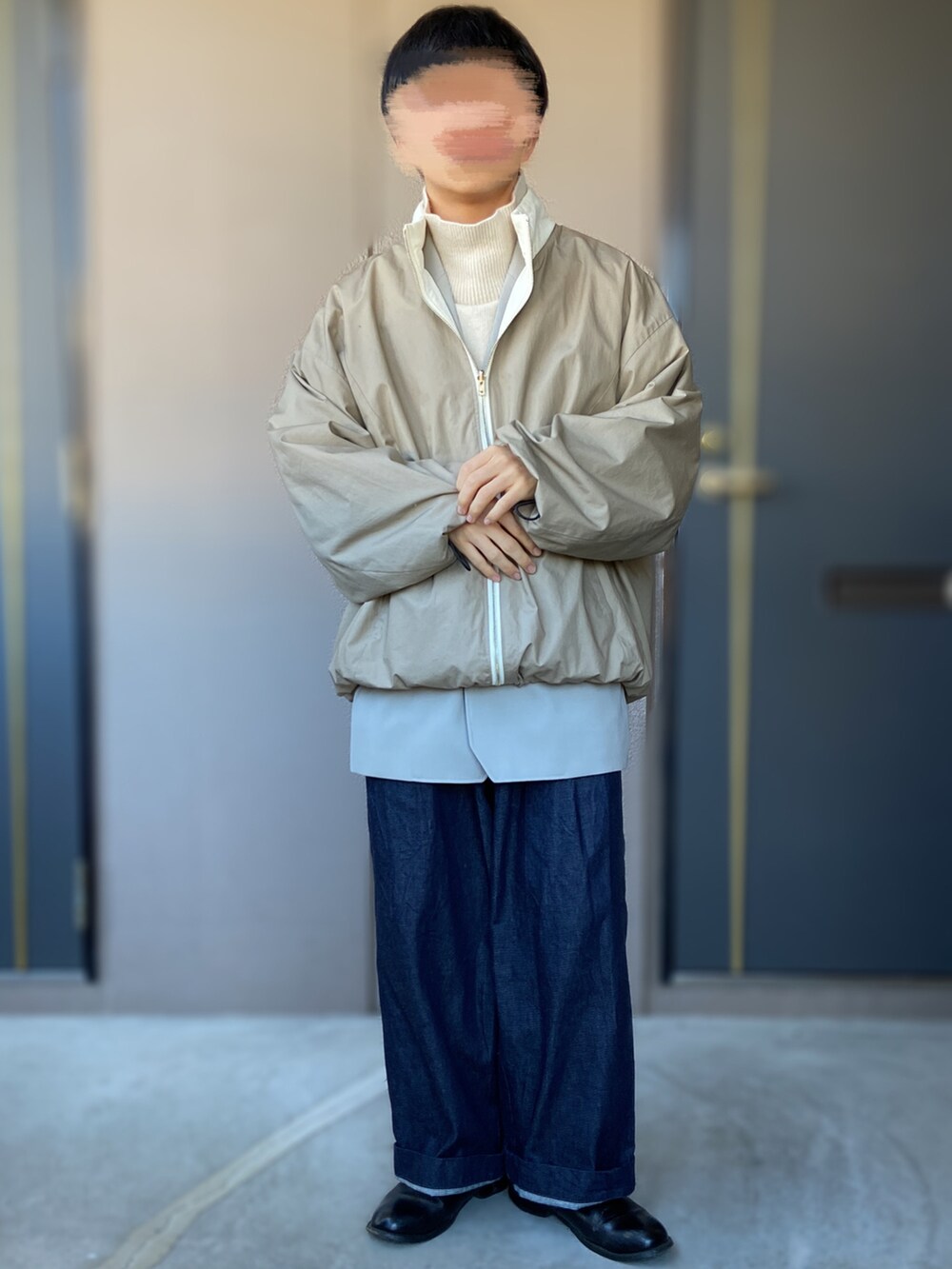 「PUBLIC TOKYO、VOAAOV、Traditional Weatherwear、革靴、低身長男子、ワイドデニム、バルーンシルエット、ベスト、タートルネックニット、ホワイトコーデ、韓国ブランド」｜「Traditional WeatherwearのUNIONSLACK 101（その他パンツ、ブルー系）」を使った、おます@低身長(159cm)さん（メンズ・159cm）の冬コーディネートの2枚目の写真