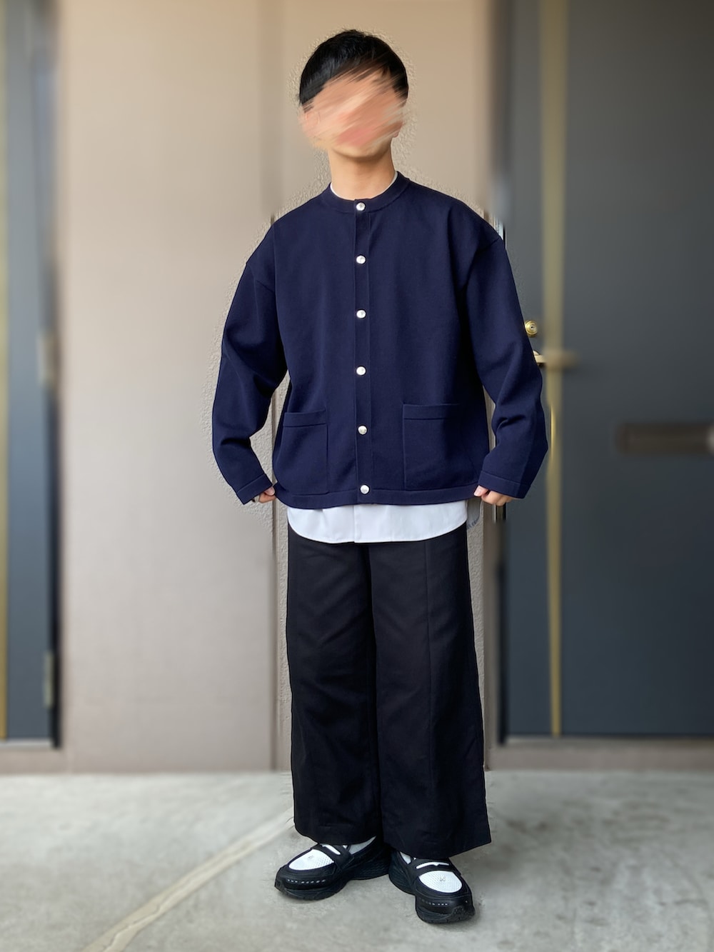 ブルー系のカーディガン/ボレロ、グレー系のシャツ/ブラウス、ブルー系のMA-1を着用したメンズの冬コーディネートの2枚目の写真