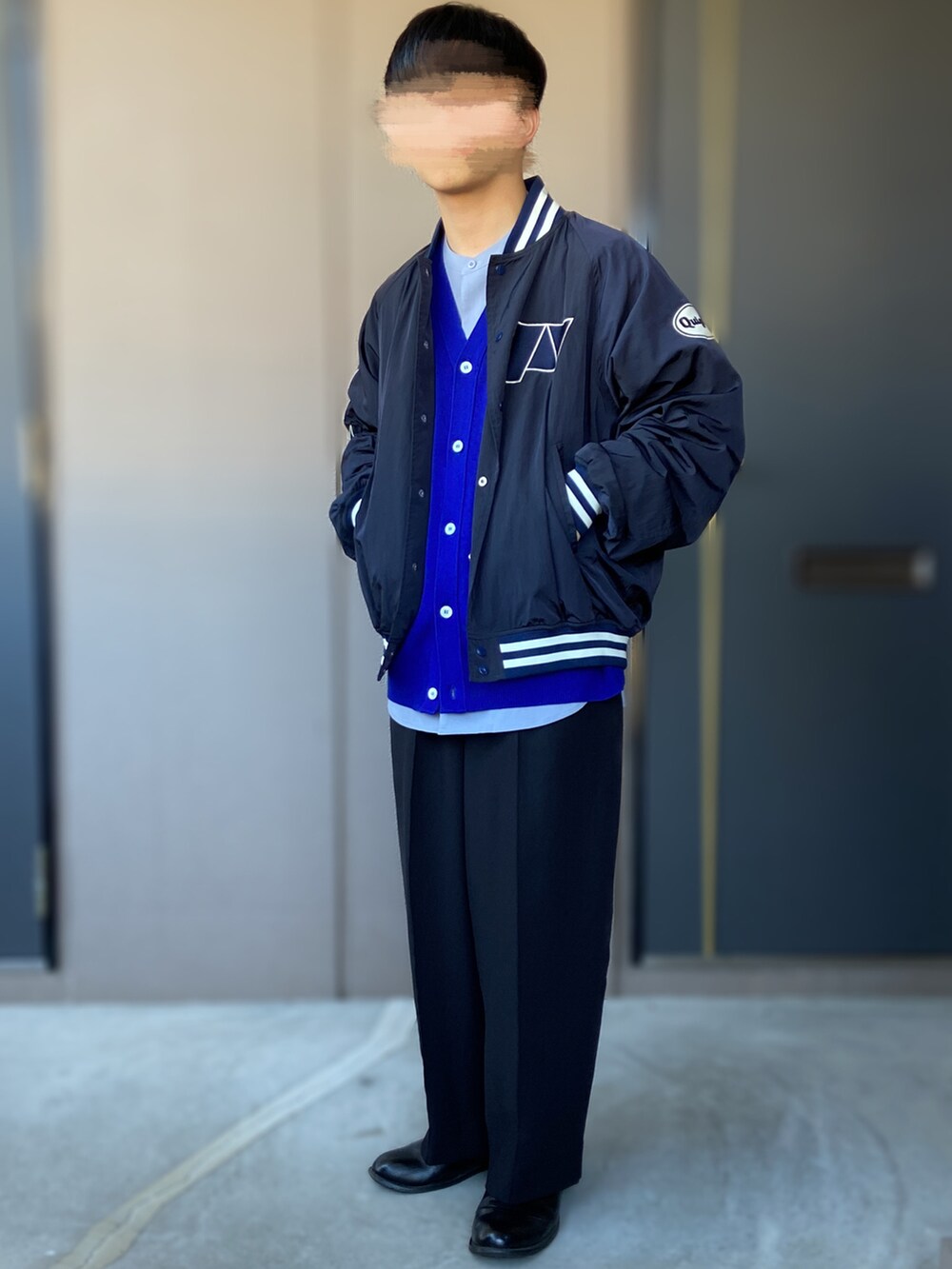 「dress、GYMPHLEX、A+TOKYO、エープラストウキョウ、冬を彩る色いろコーデ、ブルーコーデ、UNITED ARROWS & SONS、DaisukeObana、ジムフレックス、ブルー、革靴、低身長男子、ブルー×ブラック、スタンドカラー、冬のコーデ」｜「GYMPHLEXのGymphlex | Vネックニットカーディガン MEN（カーディガン/ボレロ、ブルー系）」を使った、おます@低身長(159cm)さん（メンズ・159cm）の冬コーディネートの2枚目の写真