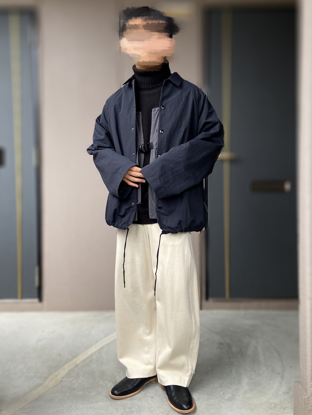 「stein、LAD MUSICIAN、BEAUTY&YOUTH UNITED ARROWS、UNIQLO、UNIQLO U、ISHMM、白パンツ、コーチジャケット、タートルネックニット、ベスト、タクティカルベスト、サボ、革靴、低身長男子、レディース男子」｜「ISHMMのishmm sabot black（シューズ、ブラック系）」を使った、おます@低身長(159cm)さん（メンズ・159cm）の冬コーディネートの2枚目の写真