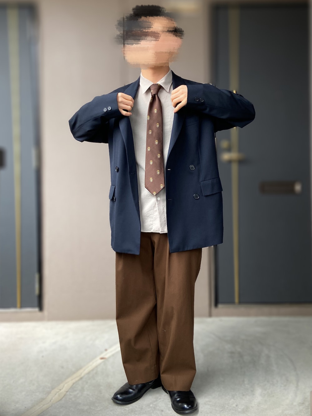 ブラウン系のその他パンツ、ブラック系のジャケット/アウター、ブルー系のテーラードジャケットを着用したメンズの冬コーディネートの3枚目の写真