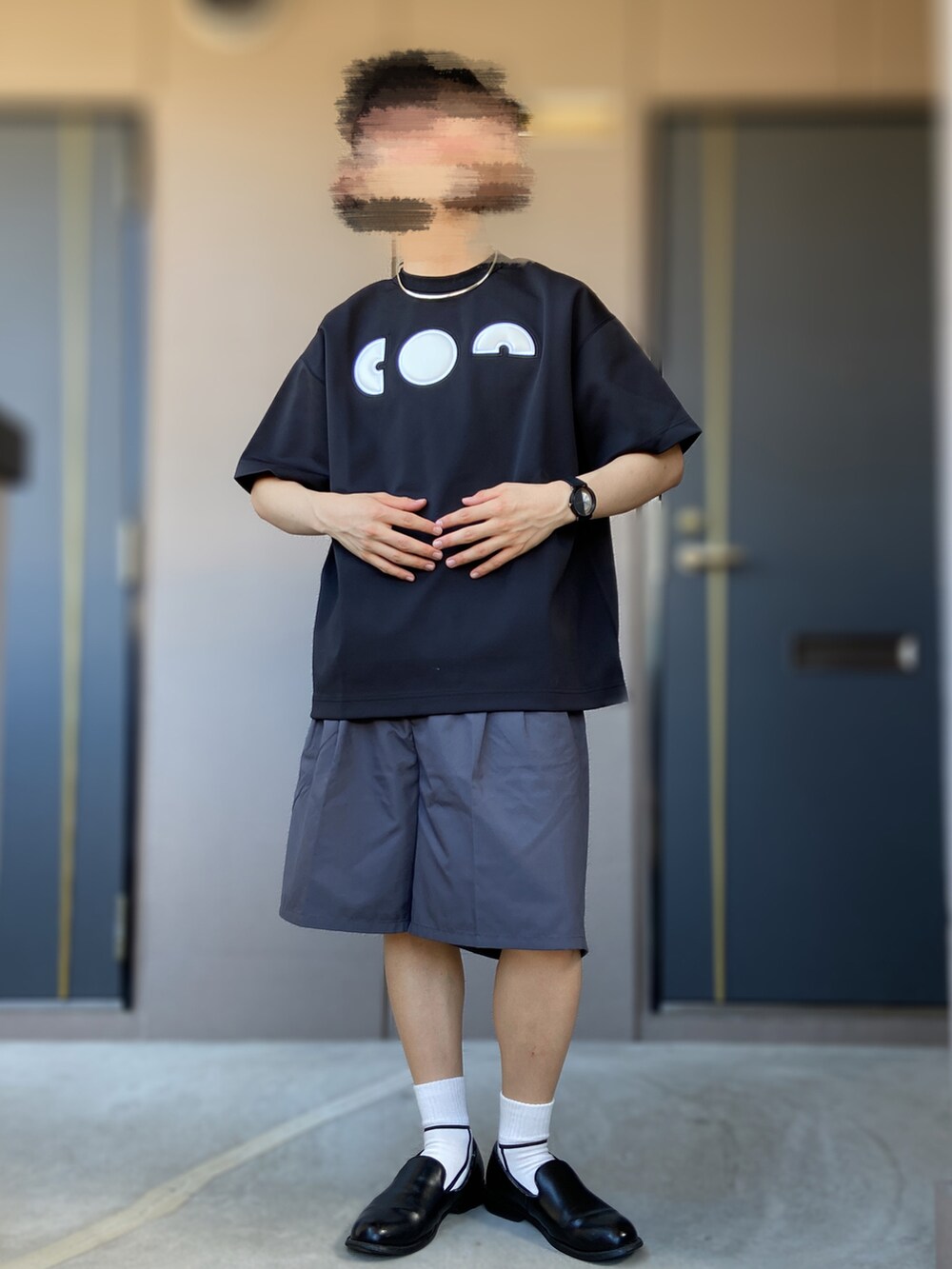 ブラック系のシューズ、グレー系のその他パンツ、ブラック系のTシャツ/カットソーを着用したメンズの夏コーディネートの3枚目の写真