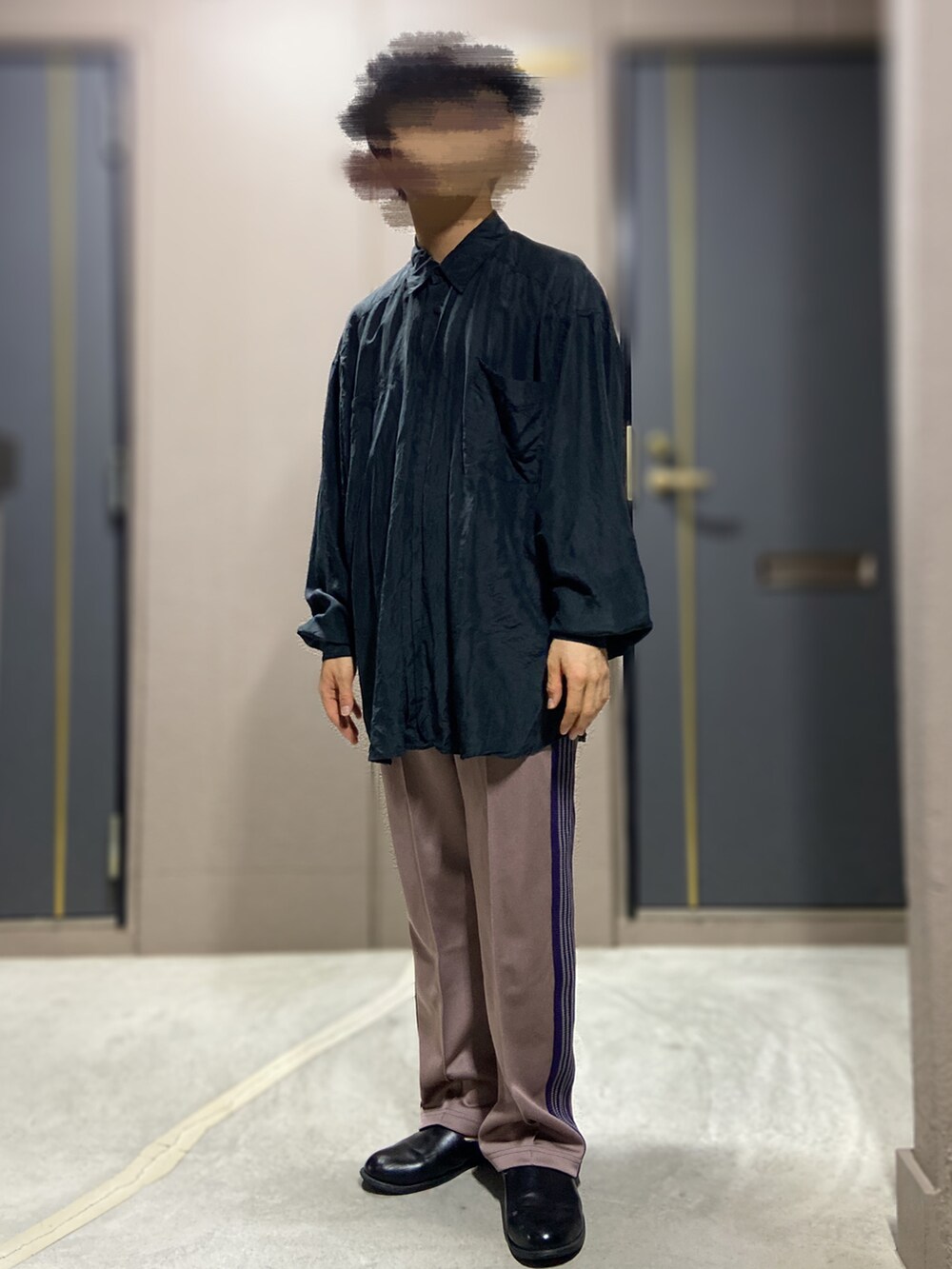 「NEEDLES、needles トラックパンツ、Needles ニードルズ、古着MIX、古着、黒シャツ、革靴、トラックパンツ、低身長男子、シルクシャツ、ブラックコーデ」｜「NeedlesのTrack Pant-Poly Smooth（その他パンツ、ピンク系）」を使った、おます@低身長(159cm)さん（メンズ・159cm）の秋コーディネートの2枚目の写真