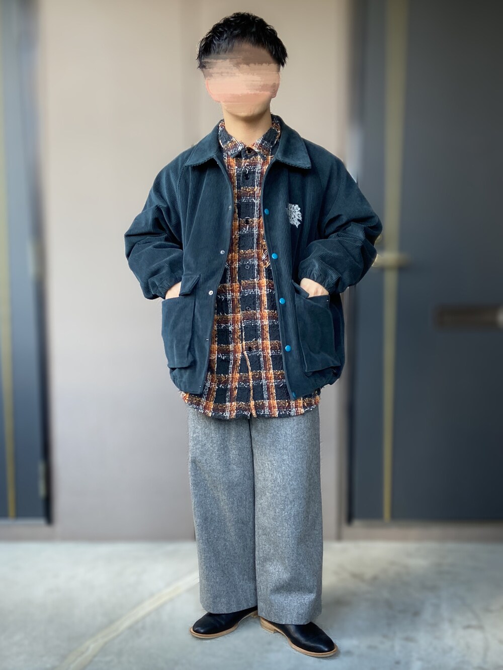 「chaosfishingclub、chaos fishing club、brunaboinne、ブルーナボイン、digawel、ISHMM、ウールパンツ、低身長男子、サボサンダル、コーチジャケット、コーデュロイジャケット、チェックシャツ、グリーンコーデ」｜「ISHMMのishmm sabot black（シューズ、ブラック系）」を使った、おます@低身長(159cm)さん（メンズ・159cm）の冬コーディネートの2枚目の写真
