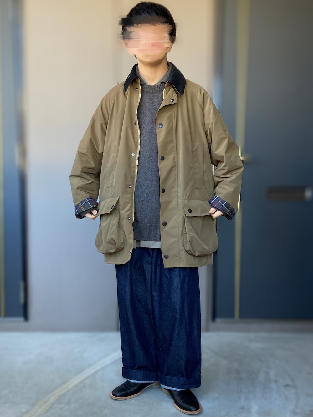 ブラック系のシューズ、ブルー系のその他パンツ、ベージュ系のカバーオールを着用したメンズの春コーディネートの2枚目の写真