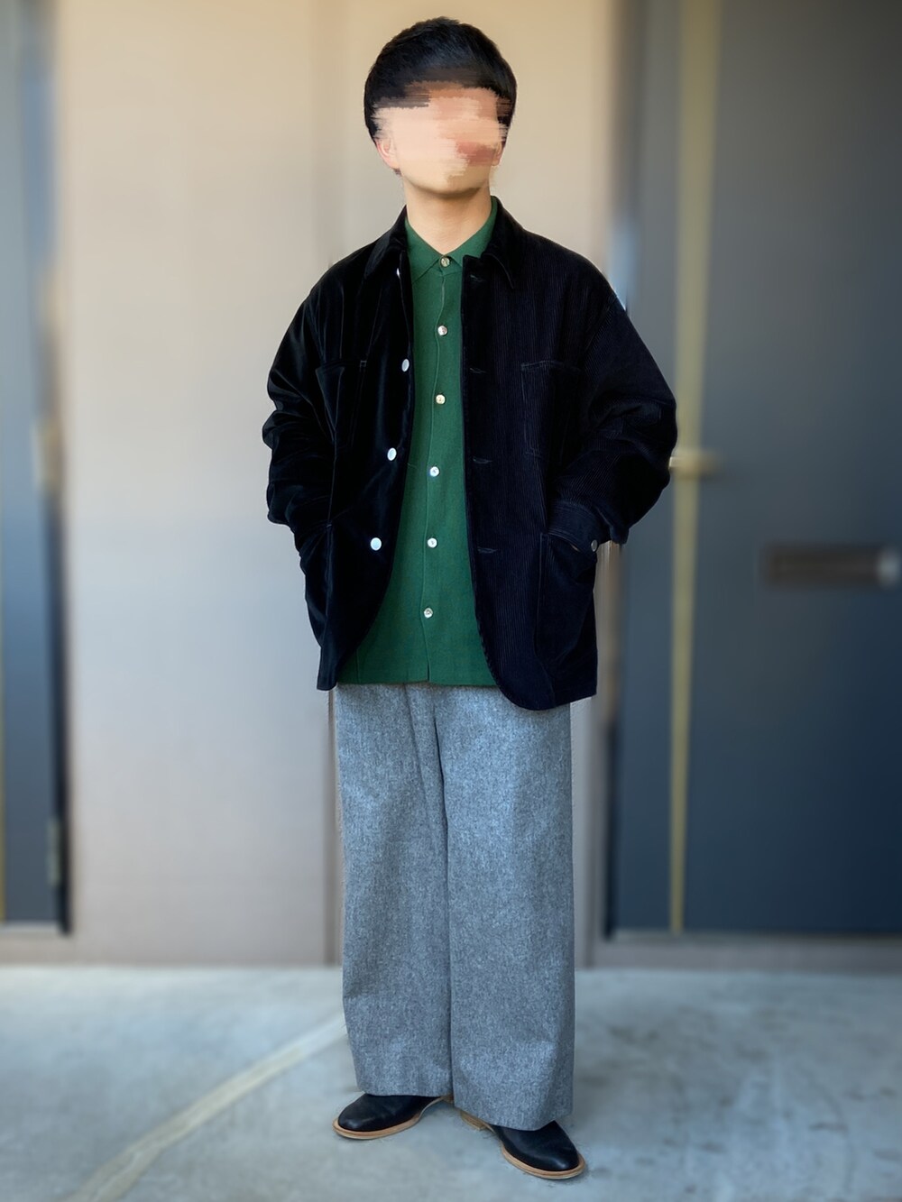 ブラック系のシューズ、グレー系のパンツ、ブラック系のカバーオールを着用したメンズの冬コーディネートの2枚目の写真