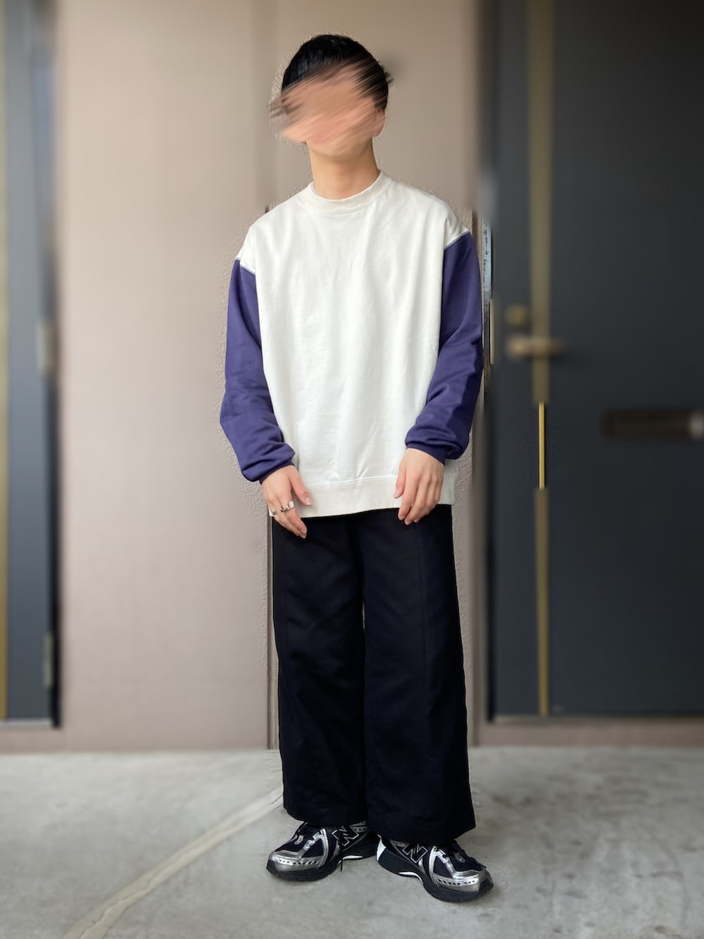 ブラック系のスニーカー、その他のスウェット、ブラック系のジャケット/アウターを着用したメンズの冬コーディネートの3枚目の写真