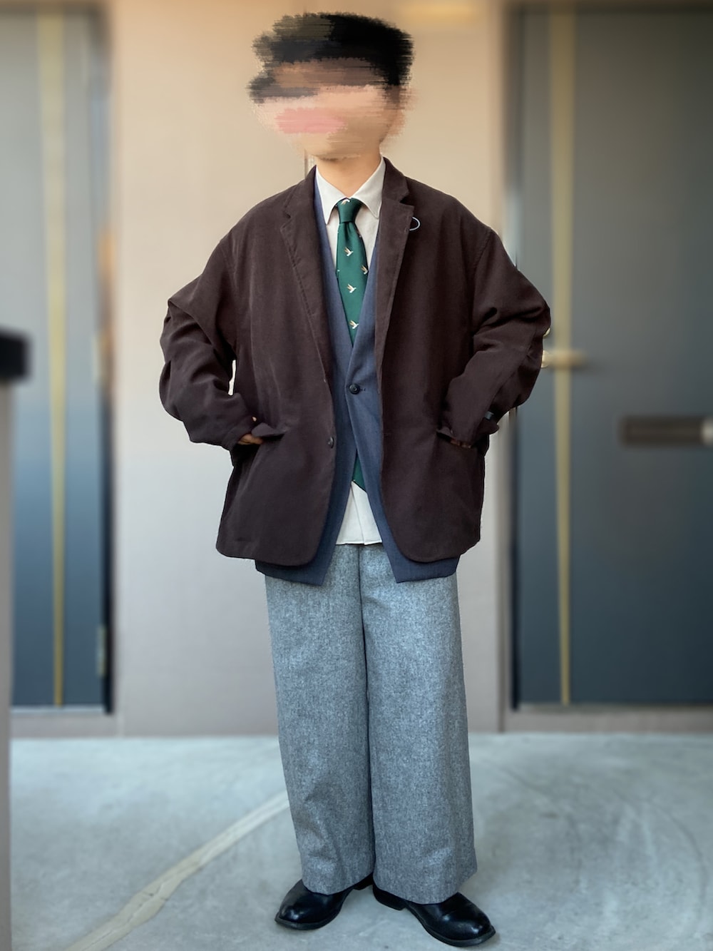 グレー系のパンツ、ブラウン系のテーラードジャケット、ブルー系のテーラードジャケットを着用したメンズの冬コーディネートの2枚目の写真