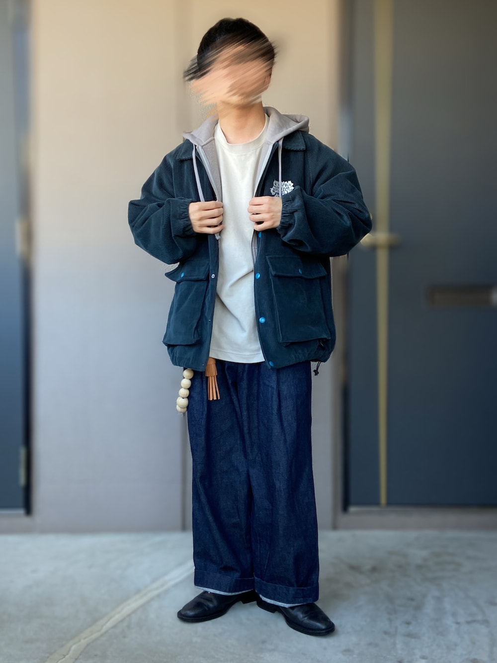 ブルー系のその他パンツ、グレー系のパーカー、グリーン系のジャケット/アウターを着用したメンズの春コーディネートの2枚目の写真