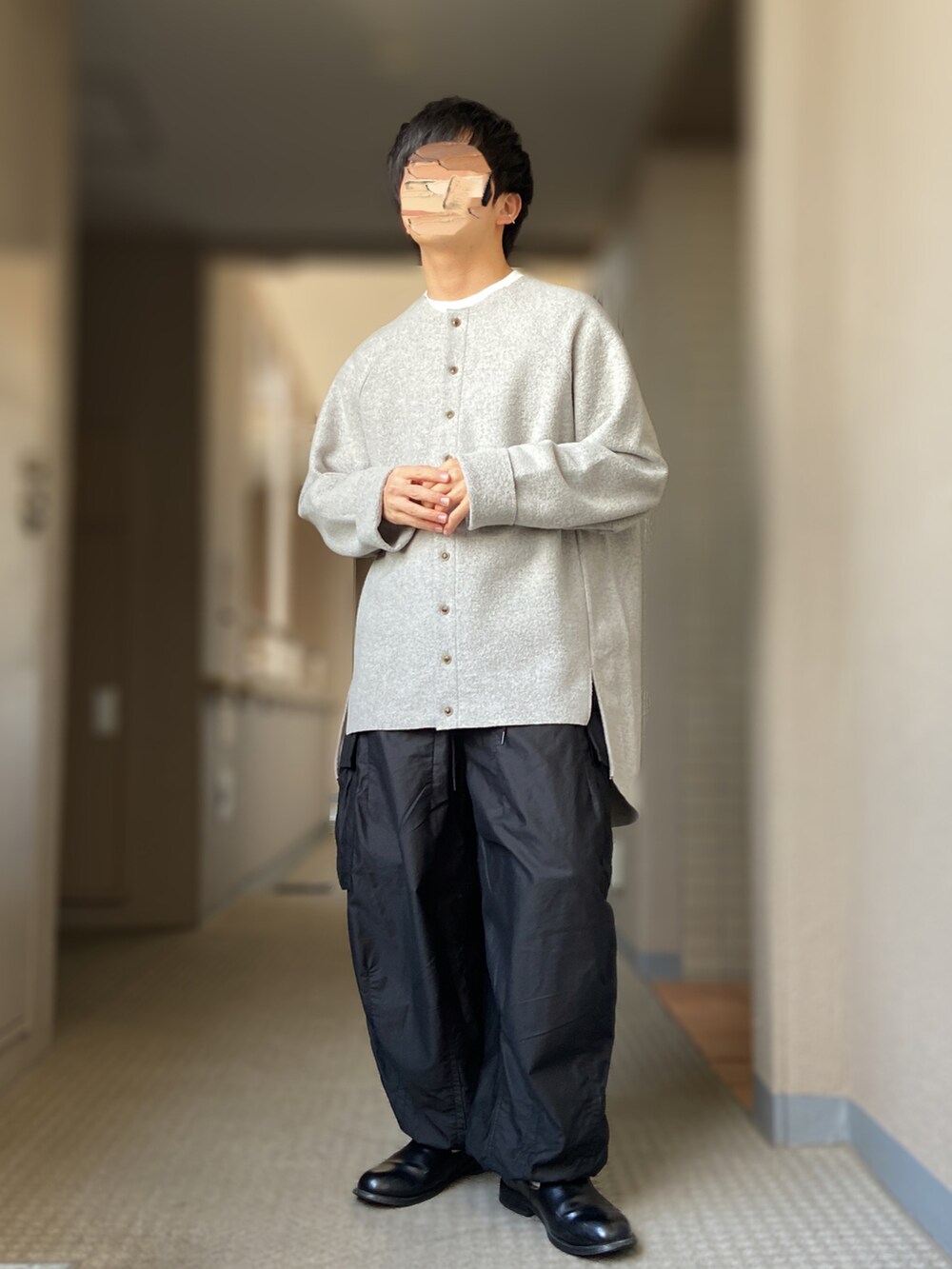 ベージュ系のカーディガン/ボレロ、ホワイト系のショルダーバッグ、ホワイト系のTシャツ/カットソーを着用したメンズの秋コーディネートの2枚目の写真