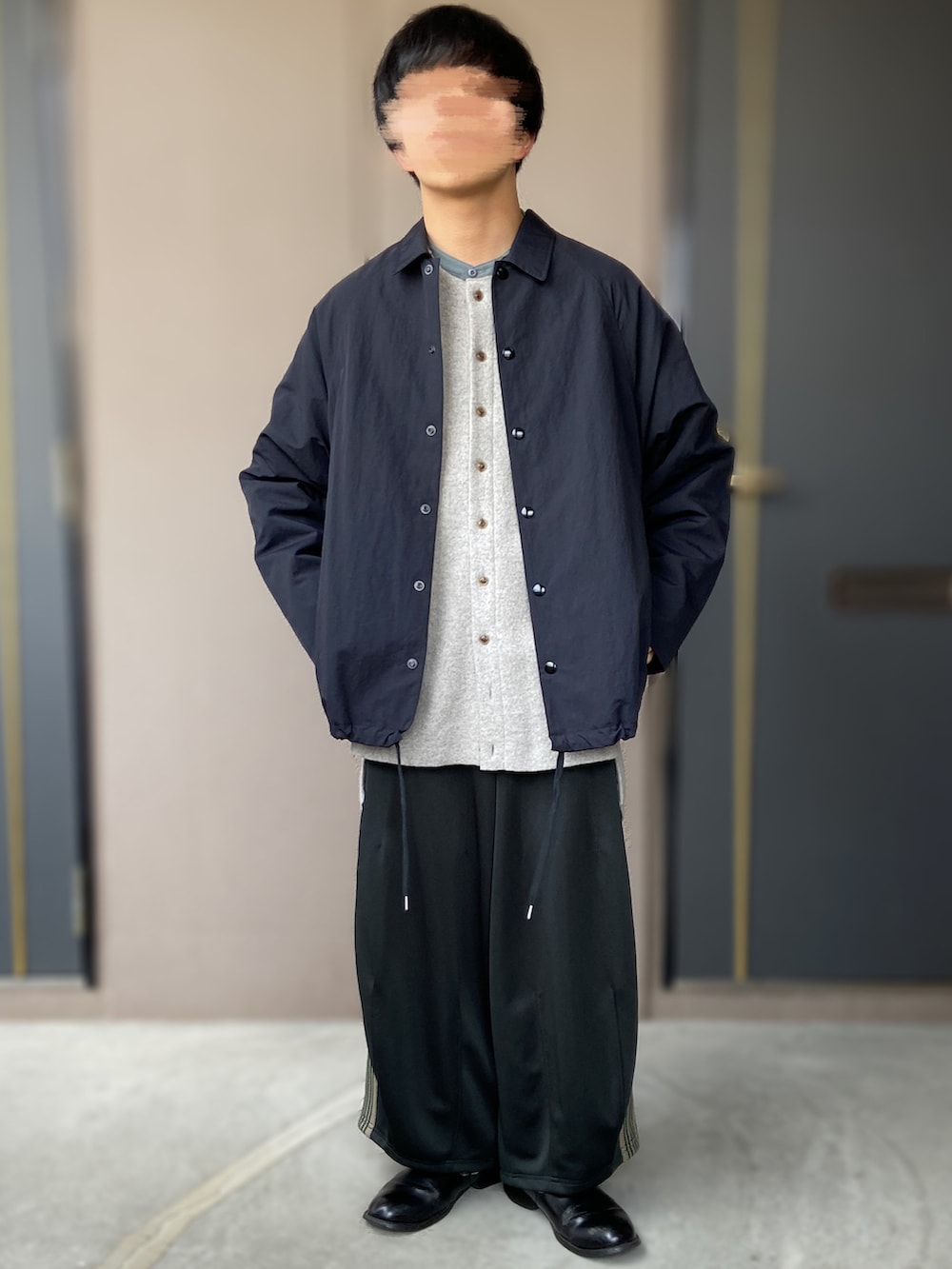 「LAD MUSICIAN、A+TOKYO、VOAAOV、NEEDLES、needles トラックパンツ、革靴、コーチジャケット、バンドカラーシャツ、クルーネックカーディガン、カーディガン、ネイビー×ホワイト、トラックパンツ、ワイドシルエット、低身長男子」｜「Needlesのneedles ヒザデルトラックパンツ（パンツ、グリーン系）」を使った、おます@低身長(159cm)さん（メンズ・159cm）の冬コーディネートの2枚目の写真